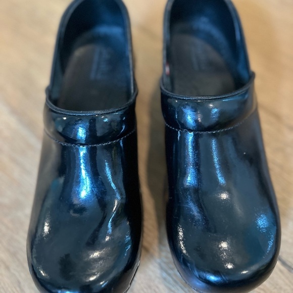 Sanita Sabel Glossy Black Patent Leather Slip Resistant Women's Clogs - Picture 2 of 7